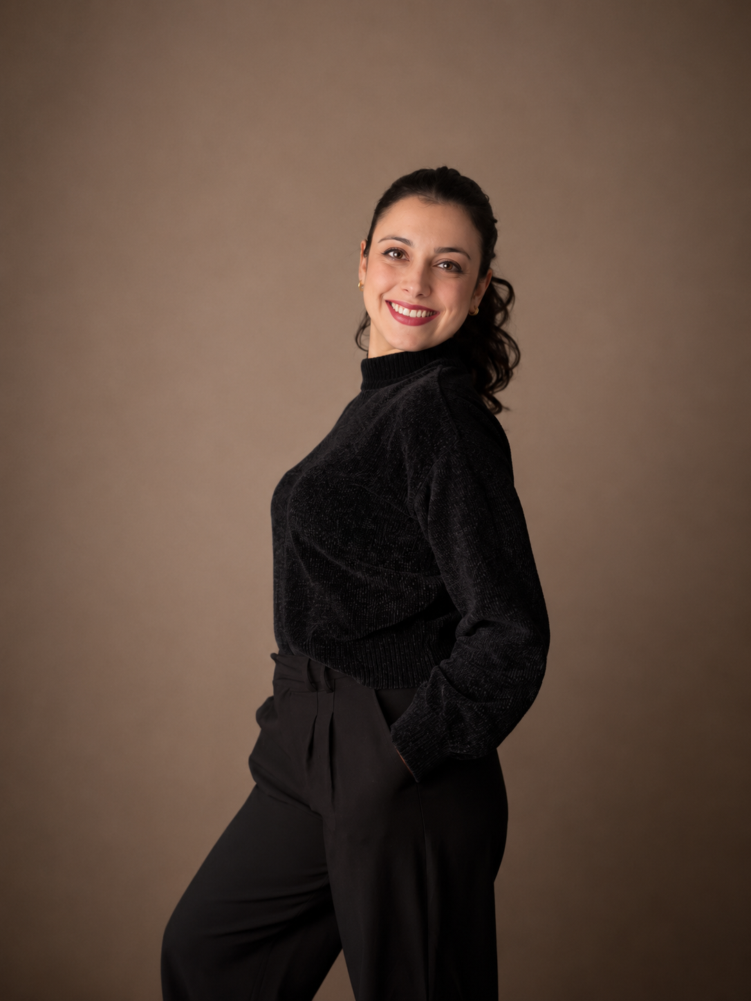 Andréia Gomes sorrindo, biomédica especialista em estética e saúde